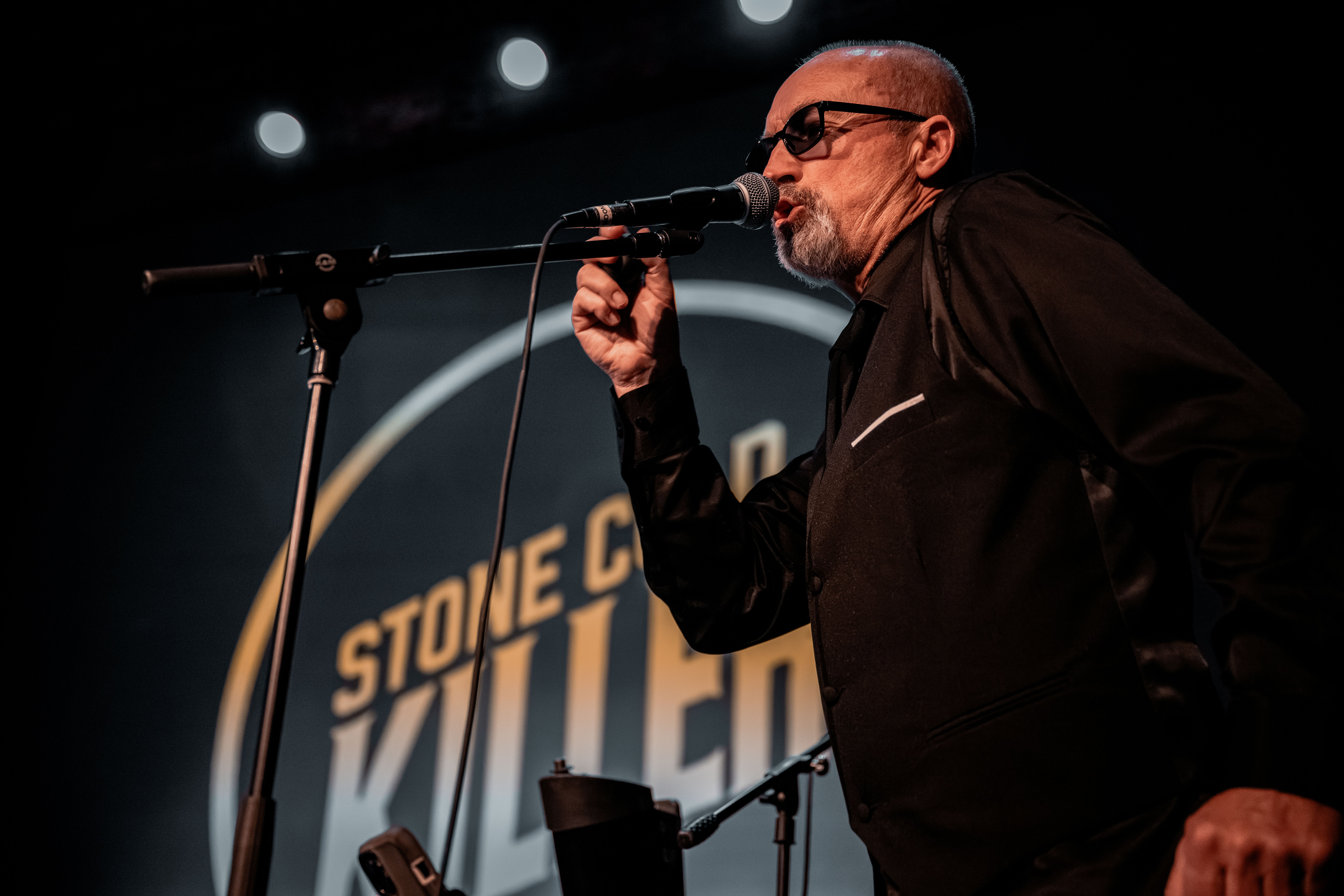 Tom O'Connor on guitar